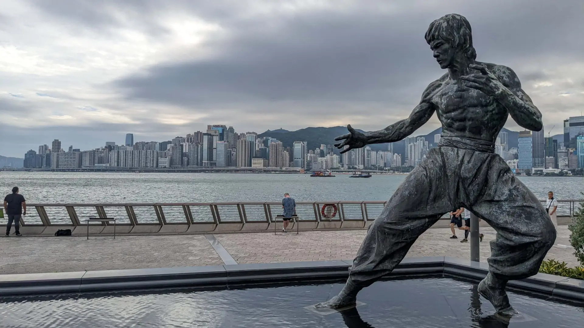 Bruce-Lee-Statue an der Star Avenue in Hongkong mit Skyline im Hintergrund